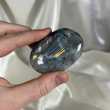 Load image into Gallery viewer, Labradorite Palmstone J