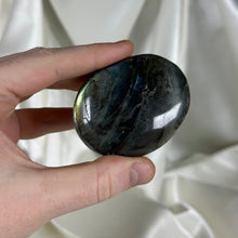 Load image into Gallery viewer, Labradorite Palmstone G
