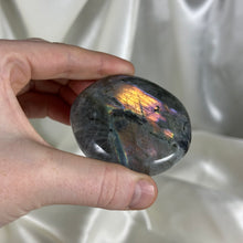 Load image into Gallery viewer, Labradorite Palmstone A