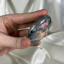 Load image into Gallery viewer, Labradorite Palmstone A