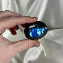 Load image into Gallery viewer, Labradorite Palmstone O