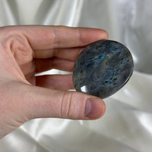 Load image into Gallery viewer, Labradorite Palmstone P