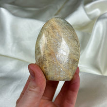 Load image into Gallery viewer, Peach Moonstone Freeform (7oz)
