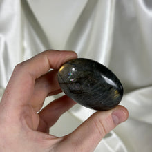 Load image into Gallery viewer, Labradorite Palmstone H