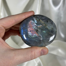 Load image into Gallery viewer, Labradorite Palmstone A