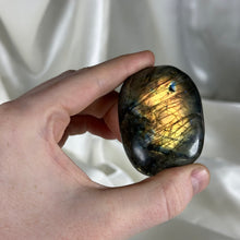 Load image into Gallery viewer, Labradorite Palmstone E