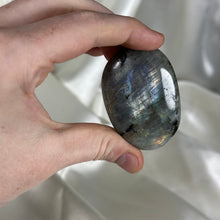 Load image into Gallery viewer, Labradorite Palmstone L