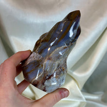 Load image into Gallery viewer, Violet Agate Flame (1lb4oz)