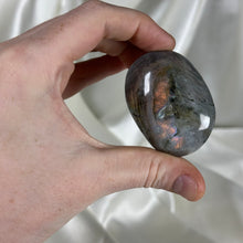 Load image into Gallery viewer, Labradorite Palmstone K