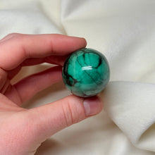Load image into Gallery viewer, Malachite Egg Carving