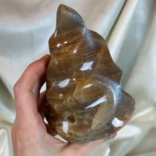 Load image into Gallery viewer, XXL Icy Flash Peach Moonstone Flame (2lb2.2oz)