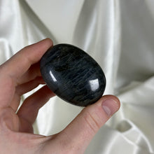 Load image into Gallery viewer, Labradorite Palmstone H