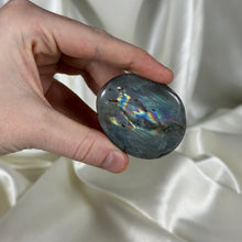 Load image into Gallery viewer, Labradorite Palmstone P