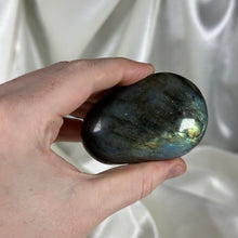 Load image into Gallery viewer, Labradorite Palmstone C