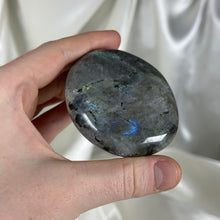 Load image into Gallery viewer, Labradorite Palmstone A