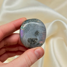 Load image into Gallery viewer, Labradorite Palmstone C