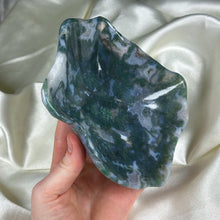 Load image into Gallery viewer, 1lb2oz Moss Agate Bowl Carving