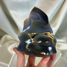 Load image into Gallery viewer, Moody Orca Agate Flame (1lb14oz)