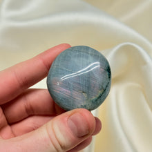Load image into Gallery viewer, Labradorite Palmstone C