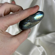 Load image into Gallery viewer, Labradorite Palmstone G