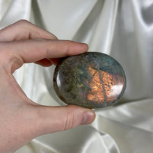 Load image into Gallery viewer, Labradorite Palmstone D