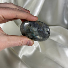 Load image into Gallery viewer, Labradorite Palmstone L