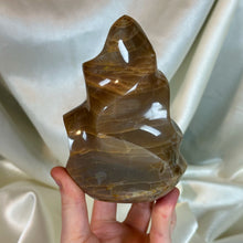 Load image into Gallery viewer, XXL Icy Flash Peach Moonstone Flame (2lb2.2oz)