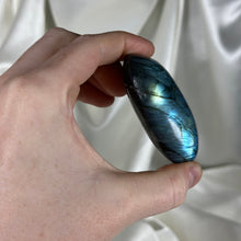 Load image into Gallery viewer, Labradorite Palmstone F