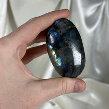 Load image into Gallery viewer, Labradorite Palmstone F