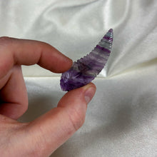 Load image into Gallery viewer, Fluorite Feather Carving C
