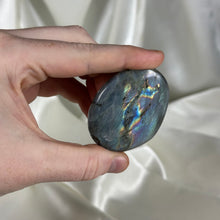 Load image into Gallery viewer, Labradorite Palmstone P