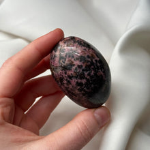 Load image into Gallery viewer, Rhodonite Palmstone B