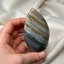Load image into Gallery viewer, Brazilian Agate Flame B (144g)