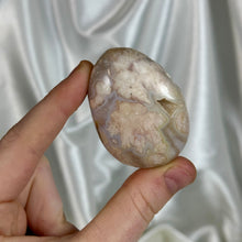 Load image into Gallery viewer, Flower Agate Palmstone A