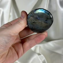Load image into Gallery viewer, Labradorite Palmstone G