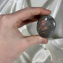 Load image into Gallery viewer, Labradorite Palmstone K