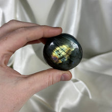Load image into Gallery viewer, Labradorite Palmstone I