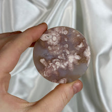 Load image into Gallery viewer, Flower Agate Pedestal Carving F