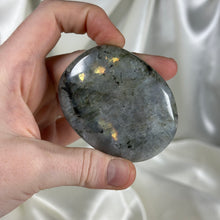 Load image into Gallery viewer, Labradorite Palmstone B