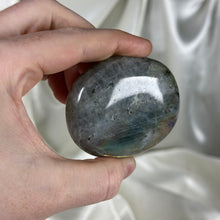 Load image into Gallery viewer, Labradorite Palmstone B