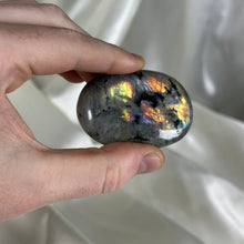 Load image into Gallery viewer, Labradorite Palmstone L