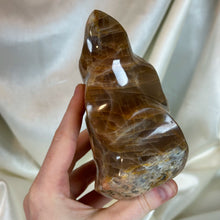 Load image into Gallery viewer, XXL Icy Flash Peach Moonstone Flame (2lb2.2oz)