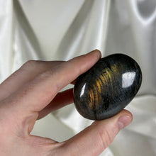 Load image into Gallery viewer, Labradorite Palmstone H