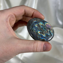 Load image into Gallery viewer, Labradorite Palmstone P