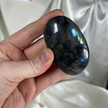 Load image into Gallery viewer, Labradorite Palmstone F