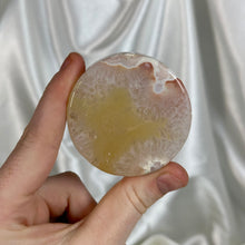 Load image into Gallery viewer, Flower Agate Pedestal Carving D