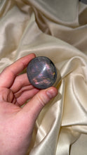 Load image into Gallery viewer, Labradorite Palmstone C