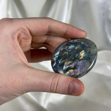 Load image into Gallery viewer, Labradorite Palmstone P