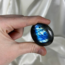 Load image into Gallery viewer, Labradorite Palmstone O