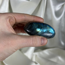 Load image into Gallery viewer, Labradorite Palmstone F